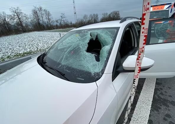 Kamyonun tavanından kopan buz tabakası otomobile çarptı, sürücü yaralandı