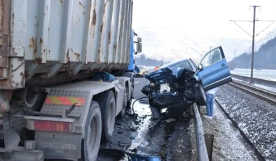 78 yaşındaki sürücü karşı yöne fırladı, kamyona çarptı